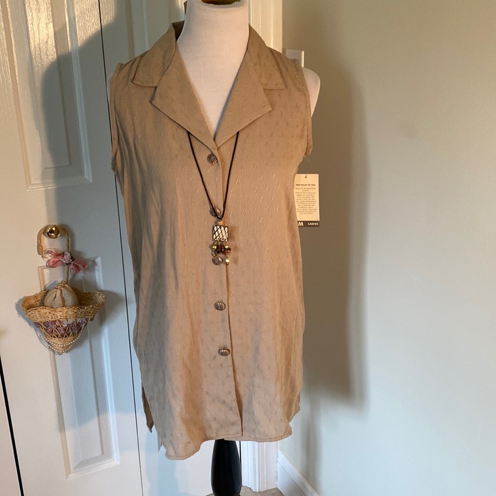 NWT Expressions Woman’s Tan Sleeveless Blouse with Necklace